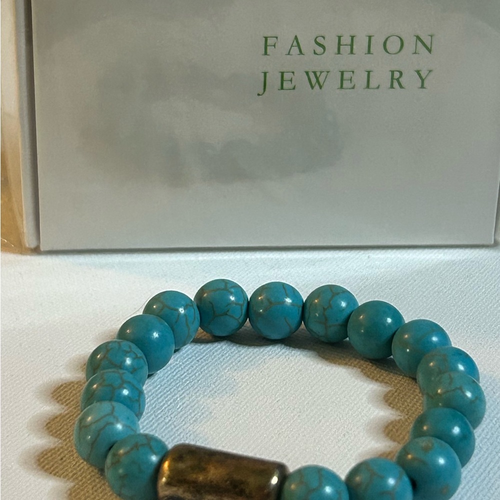 Elegant Turquoise Beaded Bracelet with Silver Accent